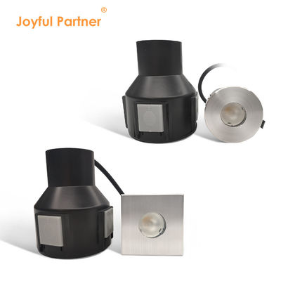 Luminárias de piso em recessos subterrâneos