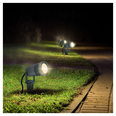 Iluminação de paisagem exterior branca e fria